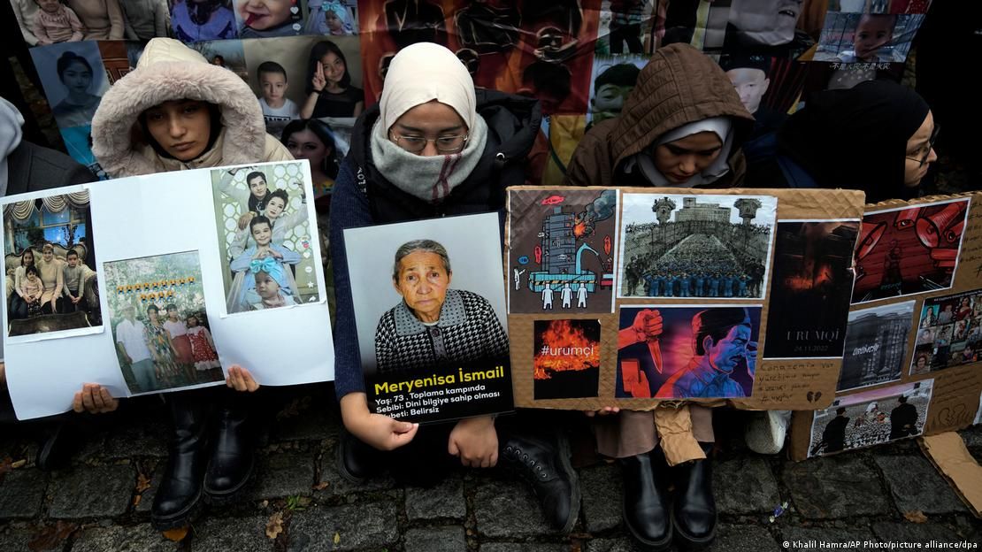 Протест против угнетения уйгуров перед консульством КНР в Стамбуле в 2022 году Фото: Khalil Hamra/AP Photo/picture alliance/dpa
