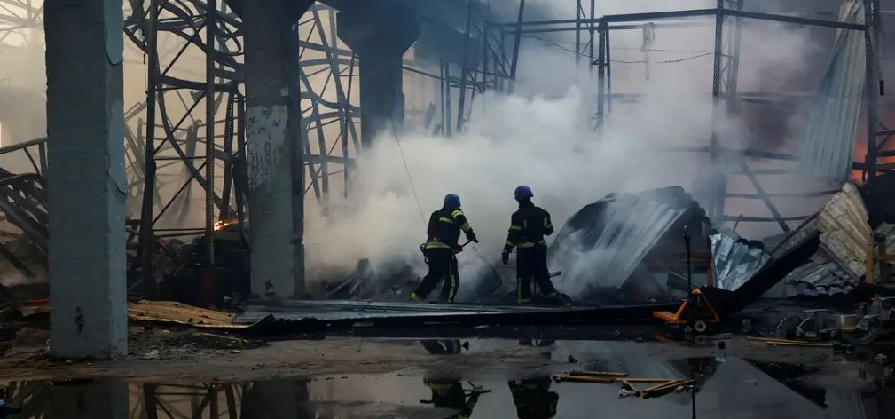 Разрушенные здания в Киеве после российской атаки с воздухаФото: Valentyn Ogirenko/REUTERS