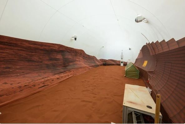 Фото: Bill Stafford / NASA Красный песок во внешней зоне «марсианской» базы для имитации выходов на поверхность планеты