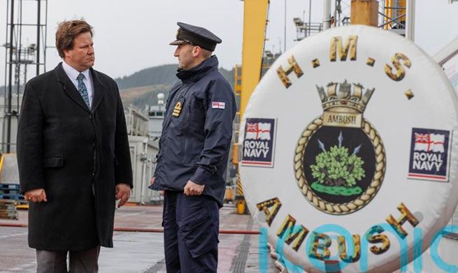 Встреча Алека Шелбрука с экипажем HMS Ambush на военно-морской базе HMNB Клайд на вокзале Гар-Лох, Фаслейн, Шотландия. Фото: Информационное агентство ПА