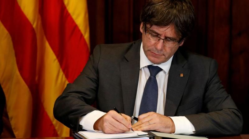 REUTERS Подпись к фото, После вступления в силу амнистии Карлес Пучдемон сможет вернуться на родину и потенциально вновь претендовать на пост президента Каталонии